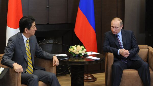 Президент России Владимир Путин и премьер-министр Японии Синдзо Абэ. Архивное фото Президент России Владимир Путин и премьер-министр Японии Синдзо Абэ. Архивное фото