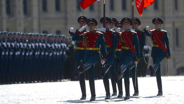 Знаменная группа парадного расчета во время военного парада на Красной площади Знаменная группа парадного расчета во время военного парада на Красной площади