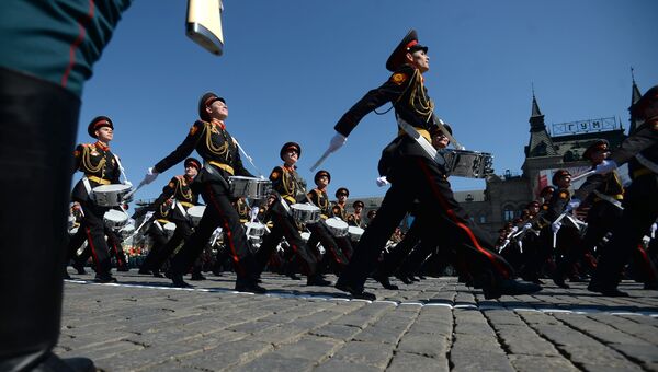 Военнослужащие парадных расчетов во время военного парада на Красной площади в честь 71-й годовщины Победы в Великой Отечественной войне 1941-1945 годов Военнослужащие парадных расчетов во время военного парада на Красной площади в честь 71-й годовщины Победы в Великой Отечественной войне 1941-1945 годов
