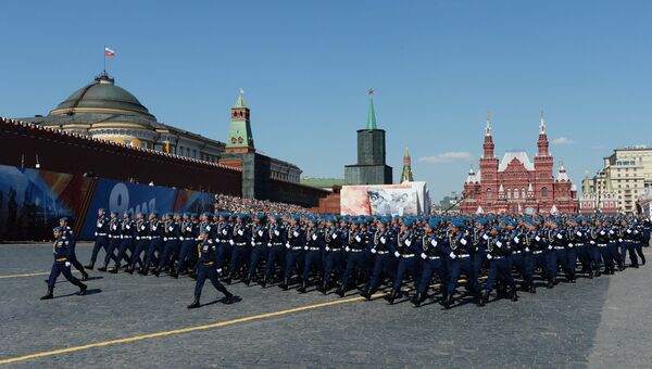 Военнослужащие парадных расчетов во время военного парада на Красной площади в честь 71-й годовщины Победы в Великой Отечественной войне 1941-1945 годов Военнослужащие парадных расчетов во время военного парада на Красной площади в честь 71-й годовщины Победы в Великой Отечественной войне 1941-1945 годов