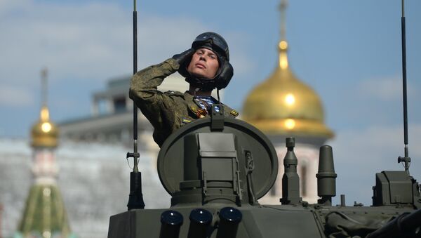 Военнослужащий во время военного парада на Красной площади в честь 71-й годовщины Победы в Великой Отечественной войне 1941-1945 годов Военнослужащий во время военного парада на Красной площади в честь 71-й годовщины Победы в Великой Отечественной войне 1941-1945 годов