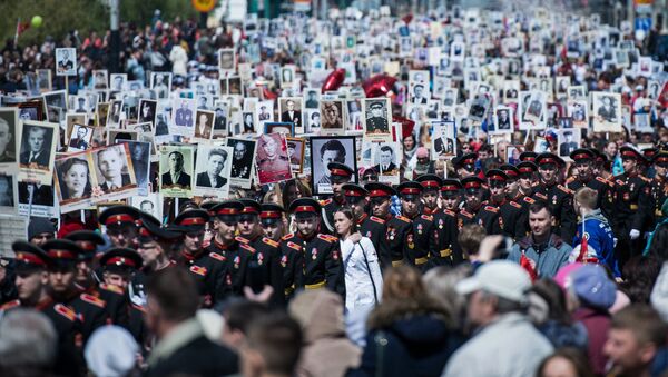Участники шествия Бессмертный полк в честь 71-й годовщины Победы в Великой Отечественной войне 1941-1945 годов в Омске Участники шествия Бессмертный полк в честь 71-й годовщины Победы в Великой Отечественной войне 1941-1945 годов в Омске