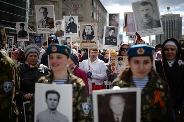 Участники шествия Бессмертный полк в честь 71-й годовщины Победы в Великой Отечественной войне 1941-1945 годов в Новосибирске Участники шествия Бессмертный полк в честь 71-й годовщины Победы в Великой Отечественной войне 1941-1945 годов в Новосибирске
