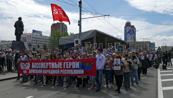 Участники шествия Бессмертный полк в честь 71-й годовщины Победы в Великой Отечественной войне 1941-1945 годов в Донецке Участники шествия Бессмертный полк в честь 71-й годовщины Победы в Великой Отечественной войне 1941-1945 годов в Донецке