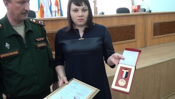 Вдова морпеха Александра Позынича получила награду погибшего в Сирии мужа Вдова морпеха Александра Позынича получила награду погибшего в Сирии мужа