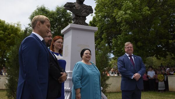 Глава Императорского православного палестинского общества Сергей Степашин, великая княгиня Мария Романова, глава муниципального образования – председатель Евпаторийского городского совета Олеся Харитоненко, цесаревич Георгий Романов и глава администрации города Евпатории Андрей Филонов (справа налево) на церемонии открытия бюста императору Николаю II Глава Императорского православного палестинского общества Сергей Степашин, великая княгиня Мария Романова, глава муниципального образования – председатель Евпаторийского городского совета Олеся Харитоненко, цесаревич Георгий Романов и глава администрации города Евпатории Андрей Филонов (справа налево) на церемонии открытия бюста императору Николаю II