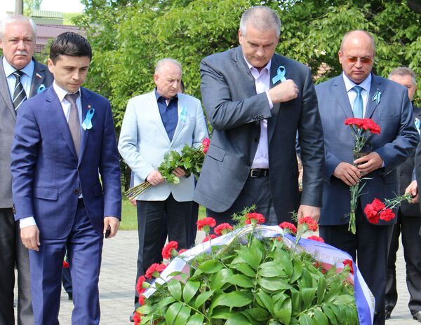 Аксенов на возложении цветов в парке Салгирка Аксенов на возложении цветов в парке Салгирка