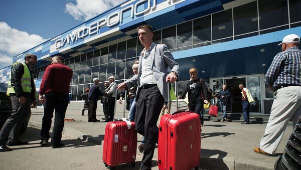 Туристы, прибывшие на отдых в Крым, выходят из здания международного аэропорта Симферополь Туристы, прибывшие на отдых в Крым, выходят из здания международного аэропорта Симферополь