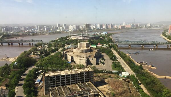 Вид на Пхеньян с одного из современных высотных зданий города. Архивное фото Вид на Пхеньян с одного из современных высотных зданий города. Архивное фото