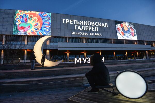 Экраны, установленные на фасадах музея Третьяковской галереи на Крымском Валу во время открытия мультимедийной выставки Третьяковская галерея. Искусство ХХ века Экраны, установленные на фасадах музея Третьяковской галереи на Крымском Валу во время открытия мультимедийной выставки Третьяковская галерея. Искусство ХХ века