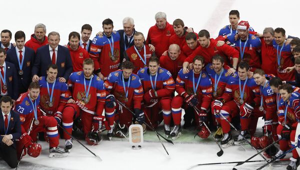 Игроки сборной России с Кубком за третье место чемпионата мира по хоккею Игроки сборной России с Кубком за третье место чемпионата мира по хоккею