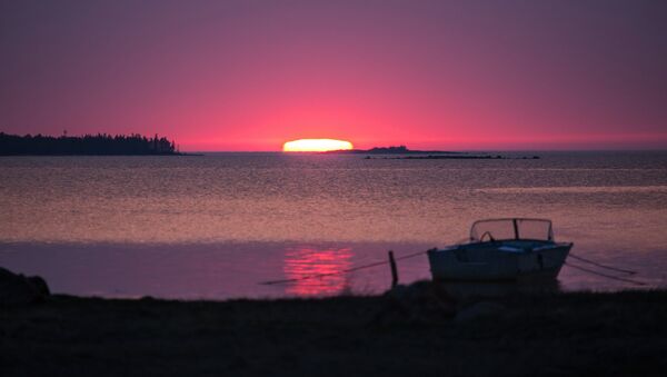 Восход на Белом море в Беломорском районе Республики Карелия. Архивное фото Восход на Белом море в Беломорском районе Республики Карелия. Архивное фото