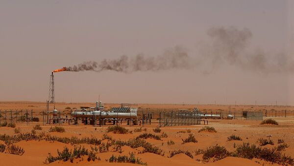Добыча нефти в Саудовской Аравии. Архивное фото Добыча нефти в Саудовской Аравии. Архивное фото