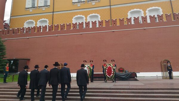 Российские евреи возлагают венки к могиле Неизвестного солдата в религиозный иудейский праздник - День спасения и освобождения Российские евреи возлагают венки к могиле Неизвестного солдата в религиозный иудейский праздник - День спасения и освобождения