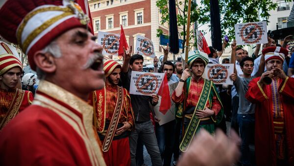 Акция протеста у здания консульства Германии в Стамбуле. 3 июня 2016 Акция протеста у здания консульства Германии в Стамбуле. 3 июня 2016