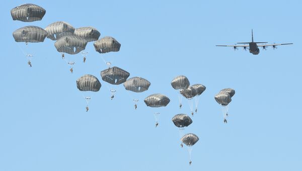 Совместное десантирование войск США, Великобритании и Польши во время учений НАТО Анаконда-2016 на территории Польши. 7 июня 2016 Совместное десантирование войск США, Великобритании и Польши во время учений НАТО Анаконда-2016 на территории Польши. 7 июня 2016