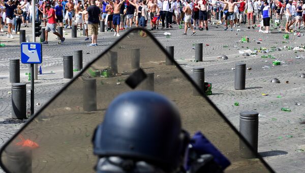 Беспорядки в Марселе перед матчем чемпионата Европы по футболу между Россией и Англией Беспорядки в Марселе перед матчем чемпионата Европы по футболу между Россией и Англией