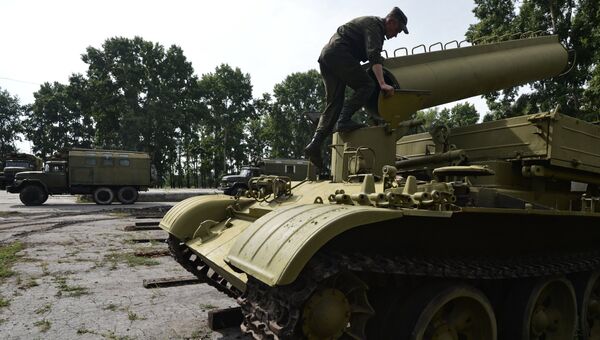 Военнослужащий на базе хранения, ремонта и восстановления военной техники в городе Новосибирске. Архивное фото Военнослужащий на базе хранения, ремонта и восстановления военной техники в городе Новосибирске. Архивное фото