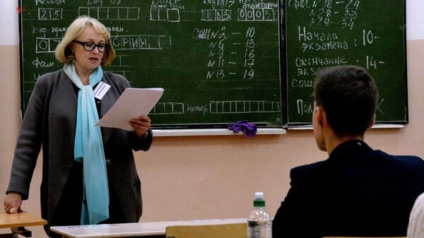 Преподаватель разъясняет ученикам правила сдачи экзамена перед началом единого государственного экзамена по истории в Гимназии №1 Владивостока