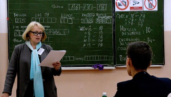 Преподаватель разъясняет ученикам правила сдачи экзамена перед началом единого государственного экзамена по истории в Гимназии №1 Владивостока Преподаватель разъясняет ученикам правила сдачи экзамена перед началом единого государственного экзамена по истории в Гимназии №1 Владивостока