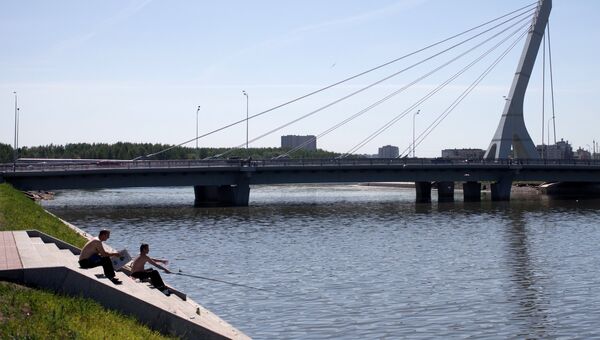 Мост через Дудергофский канал в Санкт-Петербурге. Архивное фото Мост через Дудергофский канал в Санкт-Петербурге. Архивное фото