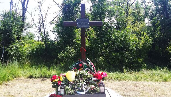Памятный знак на месте гибели журналистов ВГТРК Игоря Корнелюка и Антона Волошина под послеком Металлист (ЛНР) Памятный знак на месте гибели журналистов ВГТРК Игоря Корнелюка и Антона Волошина под послеком Металлист (ЛНР)
