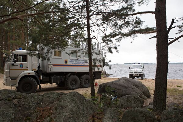 Автомобиль МЧС РФ на месте проведения поисково-спасательной операции в районе озера Сямозеро в Карелии Автомобиль МЧС РФ на месте проведения поисково-спасательной операции в районе озера Сямозеро в Карелии