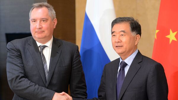 Заместитель председателя правительства РФ Дмитрий Рогозин и вице-премьер Государственного Совета КНР Ван Ян. Архивное фото Заместитель председателя правительства РФ Дмитрий Рогозин и вице-премьер Государственного Совета КНР Ван Ян. Архивное фото