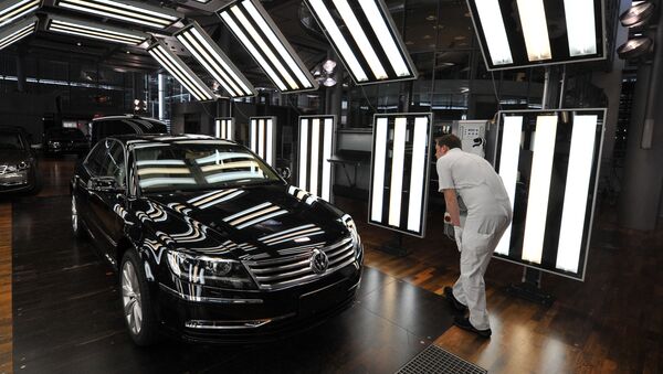 Финальная сборка автомобиля Volkswagen Phaeton на заводе в Дрездене. Архивное фото Финальная сборка автомобиля Volkswagen Phaeton на заводе в Дрездене. Архивное фото