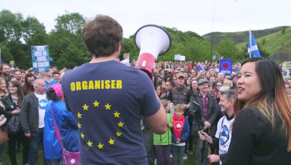 Сотни шотландцев с проевропейскими лозунгами митинговали против Brexit Сотни шотландцев с проевропейскими лозунгами митинговали против Brexit