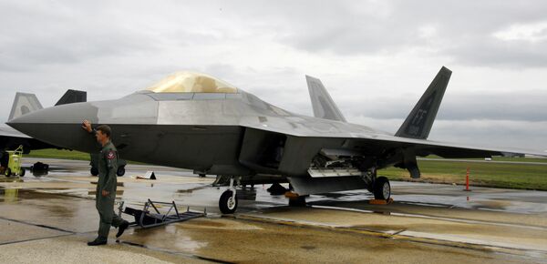 Истребитель F-22 Raptor на авиабазе ВВС США Эндрюс Истребитель F-22 Raptor на авиабазе ВВС США Эндрюс