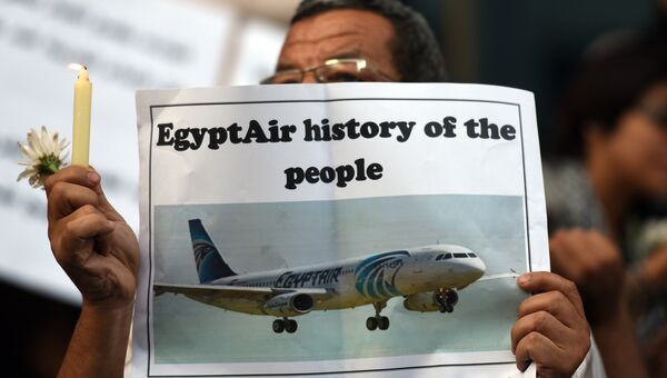 Акция в память о жертвах авиакатастрофы самолета авиакомпании EgyptAir в Каире. Архивное фото Акция в память о жертвах авиакатастрофы самолета авиакомпании EgyptAir в Каире. Архивное фото