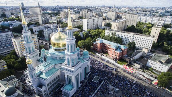 Мусульмане перед намазом в день праздника Ураза-байрам у Соборной мечети в Москве. 5 июля 2016 Мусульмане перед намазом в день праздника Ураза-байрам у Соборной мечети в Москве. 5 июля 2016