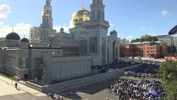 Праздничная молитва мусульман у соборной мечети Москвы в честь Ураза-байрам Праздничная молитва мусульман у соборной мечети Москвы в честь Ураза-байрам