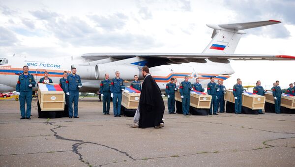 Церемония прощания с экипажем разбившегося самолёта МЧС РФ Ил-76 в аэропорту Иркутска Церемония прощания с экипажем разбившегося самолёта МЧС РФ Ил-76 в аэропорту Иркутска
