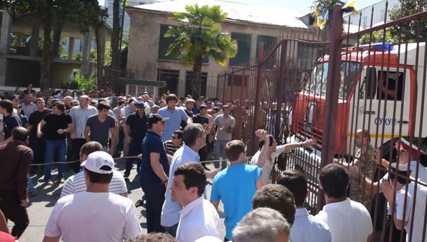 Протестующие выломали ворота и ворвались во двор здания МВД Абхазии Протестующие выломали ворота и ворвались во двор здания МВД Абхазии