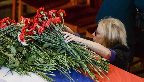 Женщина на гражданской панихиде по экипажу самолета Ил-76 МЧС России. Архивное фото Женщина на гражданской панихиде по экипажу самолета Ил-76 МЧС России. Архивное фото