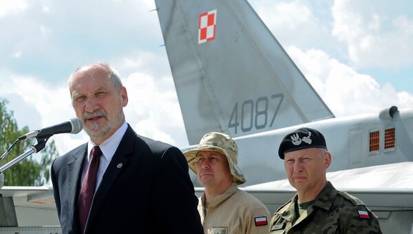 Польский министр обороны Антони Мачеревич во время пресс-конференции накануне Варшавского саммита. 4 июля 2016 года Польский министр обороны Антони Мачеревич во время пресс-конференции накануне Варшавского саммита. 4 июля 2016 года