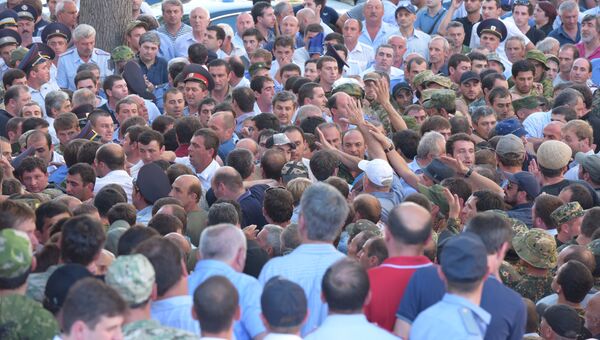 Протестующие во дворе здания МВД Абхазии. Июль 2016 года Протестующие во дворе здания МВД Абхазии. Июль 2016 года