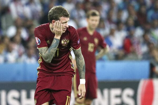 Игрок сборной России Павел Мамаев во время матча Евро-2016 Игрок сборной России Павел Мамаев во время матча Евро-2016