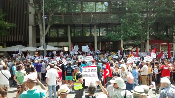 Протест у американского посольства в Мадриде Протест у американского посольства в Мадриде