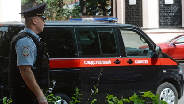 Сотрудник правоохранительных органов у здания Главного следственного управления СК РФ по Москве, где проводятся обыски. 19 июля 2016 Сотрудник правоохранительных органов у здания Главного следственного управления СК РФ по Москве, где проводятся обыски. 19 июля 2016