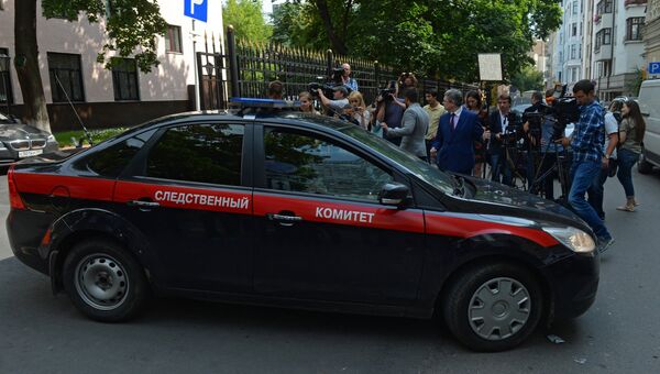 Автомобиль следственного комитета РФ у здания Главного следственного управления Следственного комитета РФ по Москве Автомобиль следственного комитета РФ у здания Главного следственного управления Следственного комитета РФ по Москве