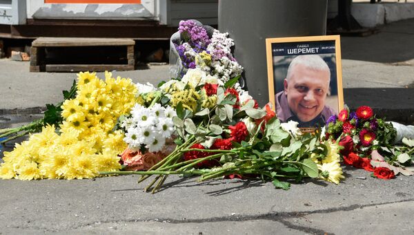 Цветы и свечи на месте гибели журналиста Павла Шеремета в Киеве. Архивное фото Цветы и свечи на месте гибели журналиста Павла Шеремета в Киеве. Архивное фото