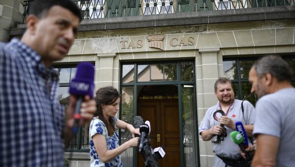 Журналисты у штаб-квартиры Спортивного арбитражного суда (CAS) в Лозанне Журналисты у штаб-квартиры Спортивного арбитражного суда (CAS) в Лозанне