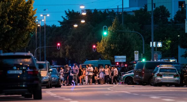 Полиция в Мюнхене эвакуирует людей из торгового центра, где неизвестные открыли стрельбу Полиция в Мюнхене эвакуирует людей из торгового центра, где неизвестные открыли стрельбу