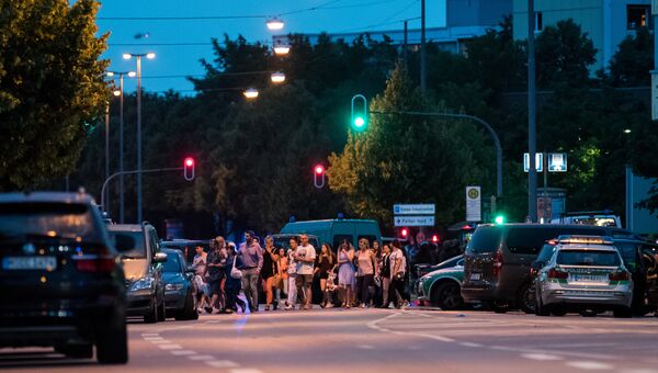 Полиция в Мюнхене эвакуирует людей из торгового центра, где неизвестные открыли стрельбу Полиция в Мюнхене эвакуирует людей из торгового центра, где неизвестные открыли стрельбу