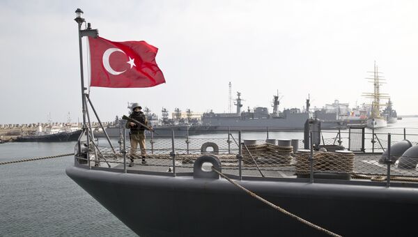 Турецкий военный на борту фрегата Turgutreis. Архивное фото Турецкий военный на борту фрегата Turgutreis. Архивное фото