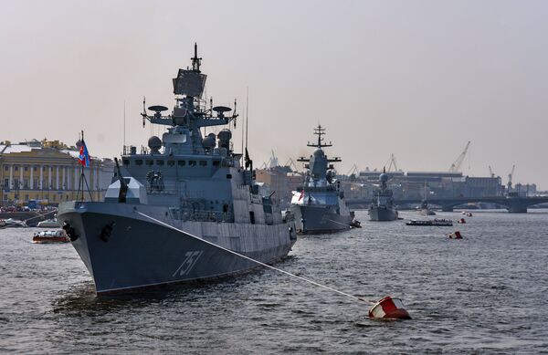 Сторожевой фрегат Адмирал Эссен вошел в акваторию Невы для участия в параде ко Дню ВМФ Сторожевой фрегат Адмирал Эссен вошел в акваторию Невы для участия в параде ко Дню ВМФ