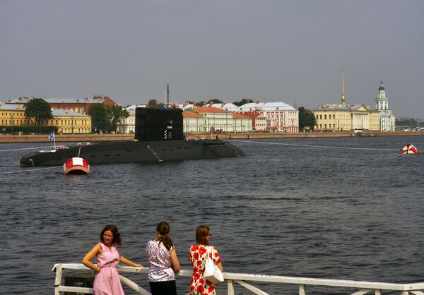 Дизель-электрическая подводная лодка Краснодар в акватории реки Невы Дизель-электрическая подводная лодка Краснодар в акватории реки Невы